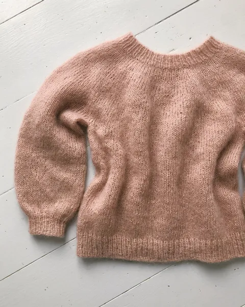 Hovedbilde Novice genser Junior - Mohair Edition PetiteKnit mønster