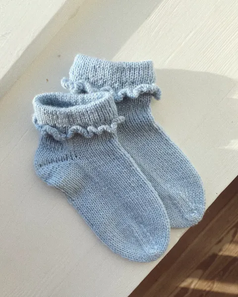 Hovedbilde Ruffle Socks Junior PetiteKnit oppskrift