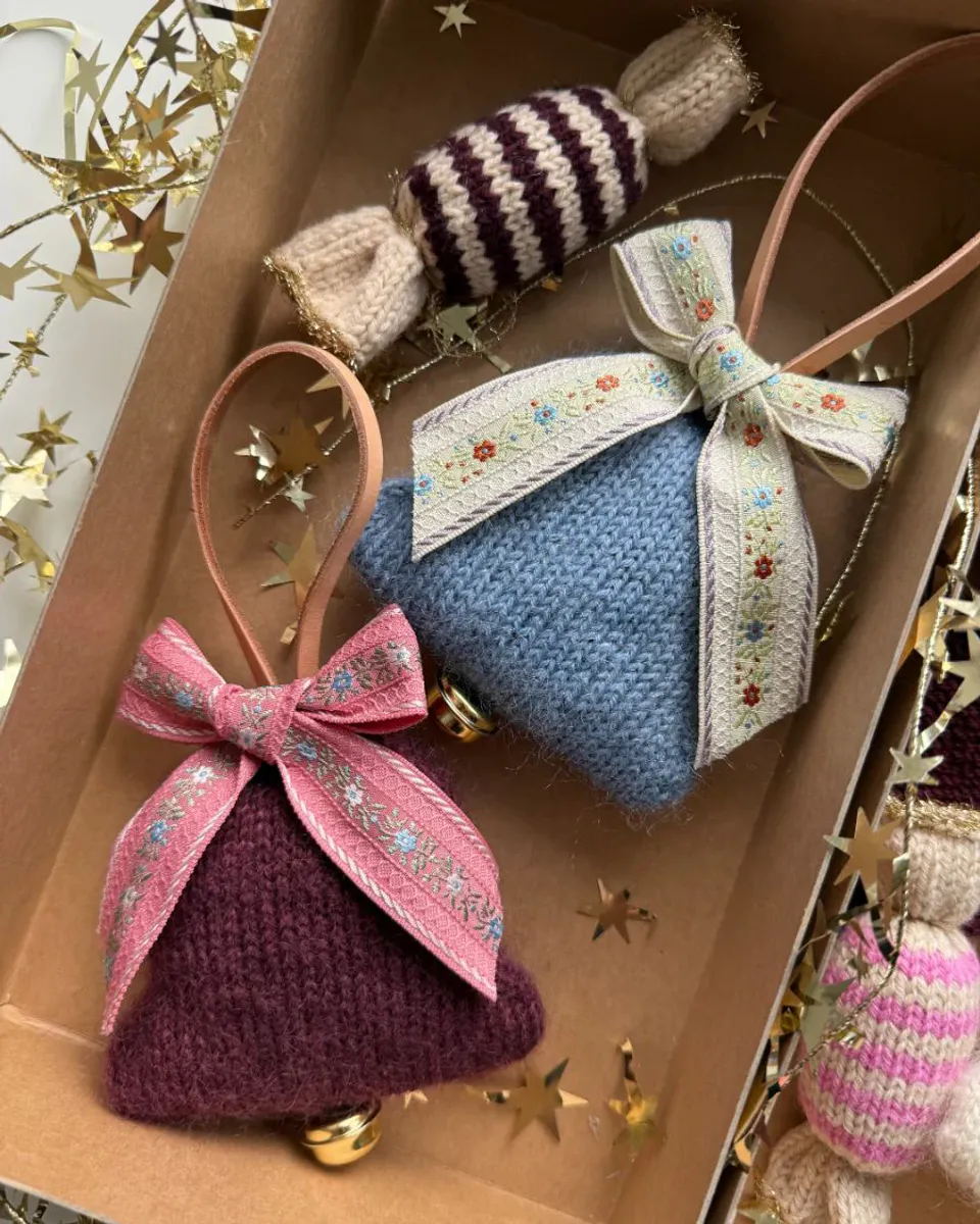 Gratis oppskrift Christmas Bell fra PetiteKnit