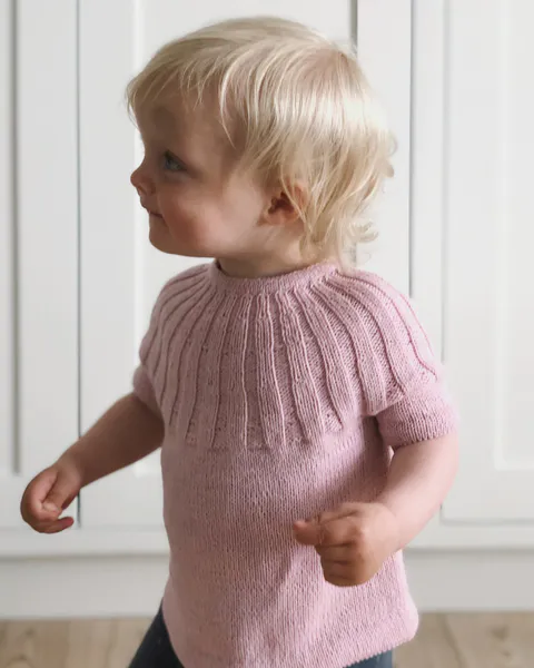 Hovedbilde Sunday Tee Mini PetiteKnit oppskrift
