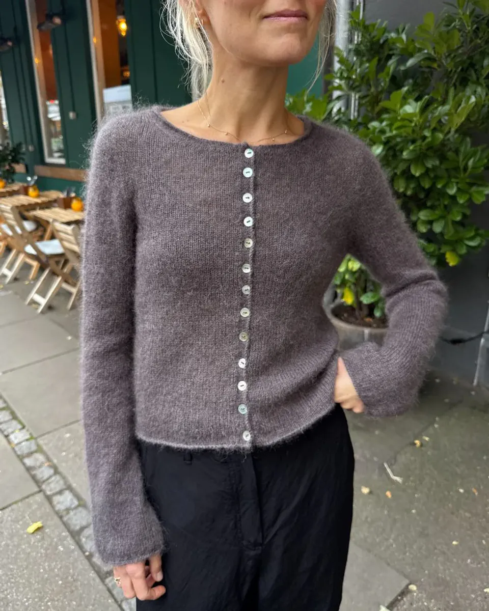 Ivy Cardigan til dame fra PetiteKnit oppskrift