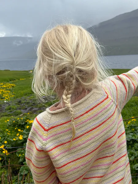 Hovedbilde Frankie Sweater Junior fra PetiteKnit oppskrift