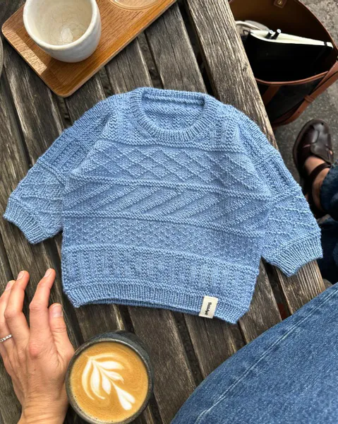 Hovedbilde Storm Sweater Baby oppskrift PetiteKnit