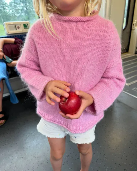 Hovedbilde Cloud Sweater Junior 1-14 år fra PetiteKnit oppskrift