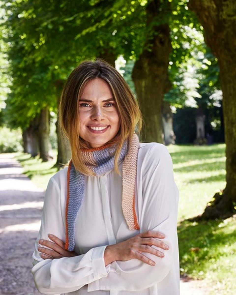 890122 Lite skjerf med i-cord kant i Hannah by Permin