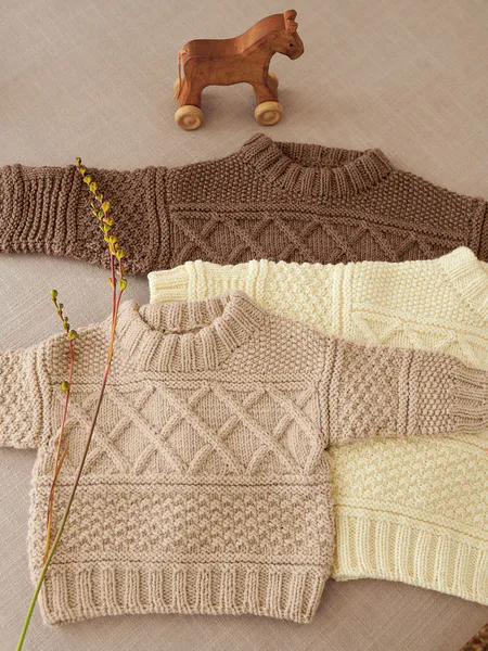 Hovedbilde 2413-1 Guernsey Sweater Baby oppskrift fra Sandnes garn